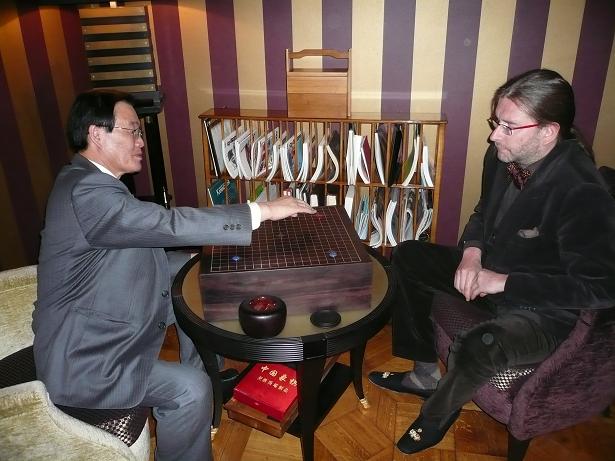 На этом фото Мастер Чун играет с председателем клуба Го и Стратегии, известным общественным деятелем россии, Е.В. Островским