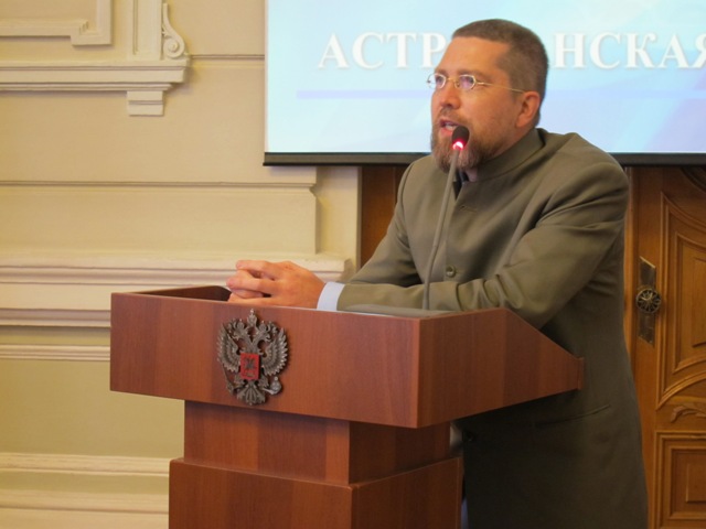 Игорь Гришин читает доклад Будущее требует изящества на пленарном заседании в резиденции Губернатора Астраханской области
