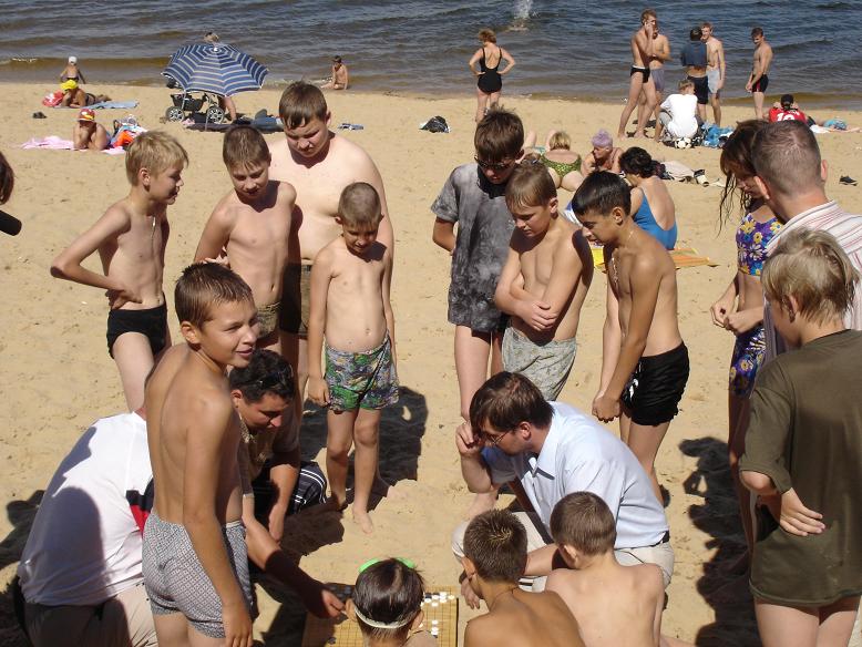 Вице-президент Федерации Го Дмитрий Донсков Объясняет правила Го мальчишкам с пляжа