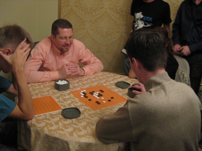 Президент Федерации Го Игорь Гришин обучает начинающего игре Го