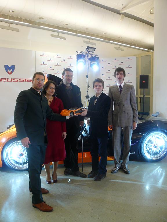 На фото: Президент Федерации Го Игорь Гришин и продюссер проекта  MARUSSIA Ефим Островский с семьёй.