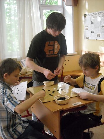 В Москве прошел командный детский фестиваль по игре Го  Стратегии для Победы. На фото участники турнира выставляют первую карту - Оборона Москвы