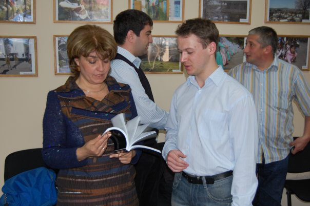 Министр печати и массовых коммуникаций Южной Осетии Ирина Гаглоева с книгой по Стратегическому Го