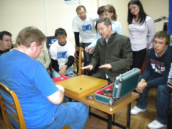 Игорь Гришин обучает ребят из центра Диалог-актив играть в Го