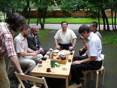 Япония - Россия, общественные контакты. Мастер Го Игорь Гришин - слева, Сугахара Нобуо - в центре