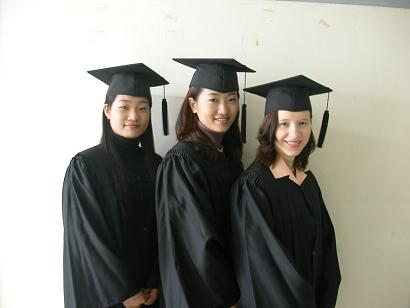 Светлана Шикшина - справа - в компании выпускниц факультета Бадук университета Мёнчжи в Сеуле